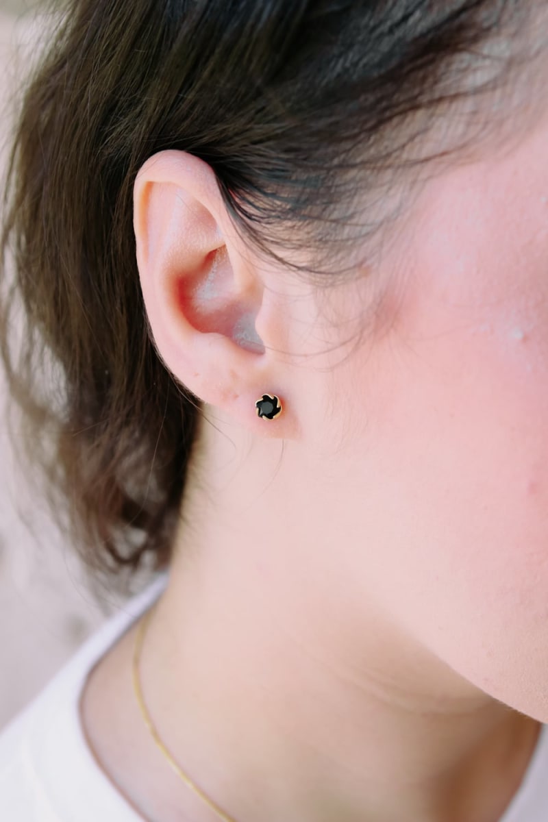 Brinco Pressão Pedra Negra Estrela banhada a ouro 18k — TK Semijoias