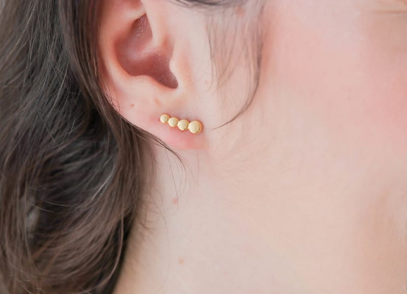Brinco Ear Pin Quatro Esferas Douradas banhada a ouro 18k — TK Semijoias