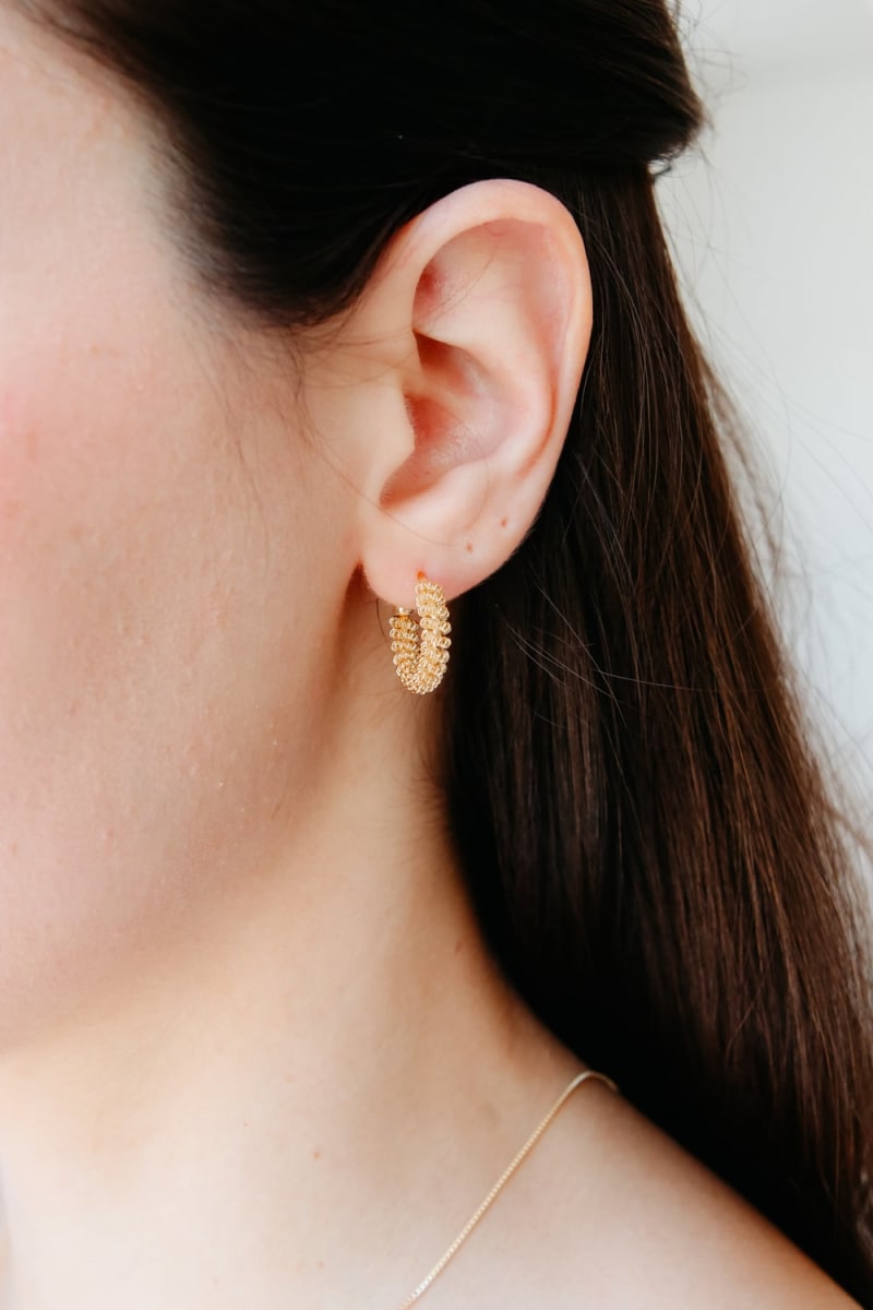 Brinco Argola Mini Granulada Dourada banhada a ouro 18k — TK Semijoias
