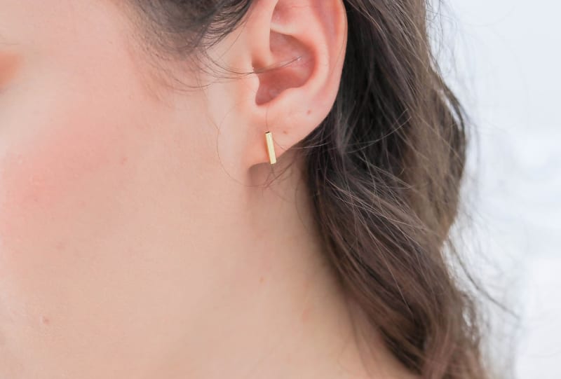 Brinco Palito Fino Liso Dourado banhada a ouro 18k — TK Semijoias