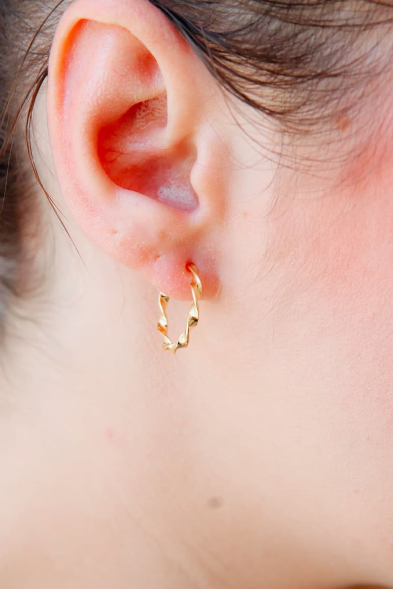 Brinco Argola Fita Torcida Espiral banhada a ouro 18k — TK Semijoias