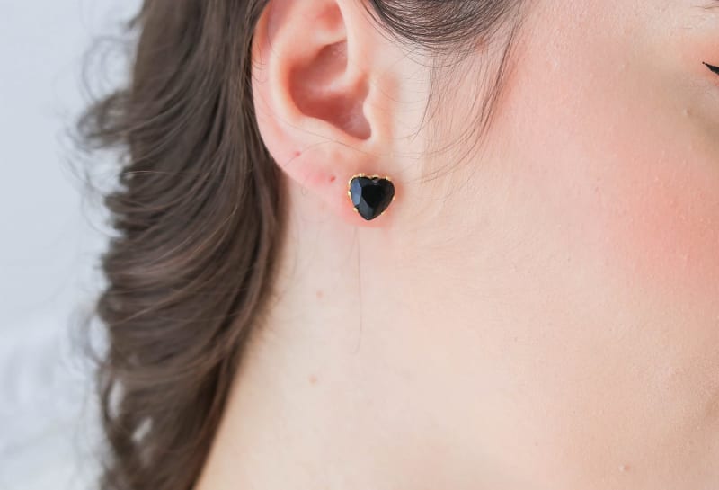Brinco Coração de Zircônia Preto G banhada a ouro 18k — TK Semijoias