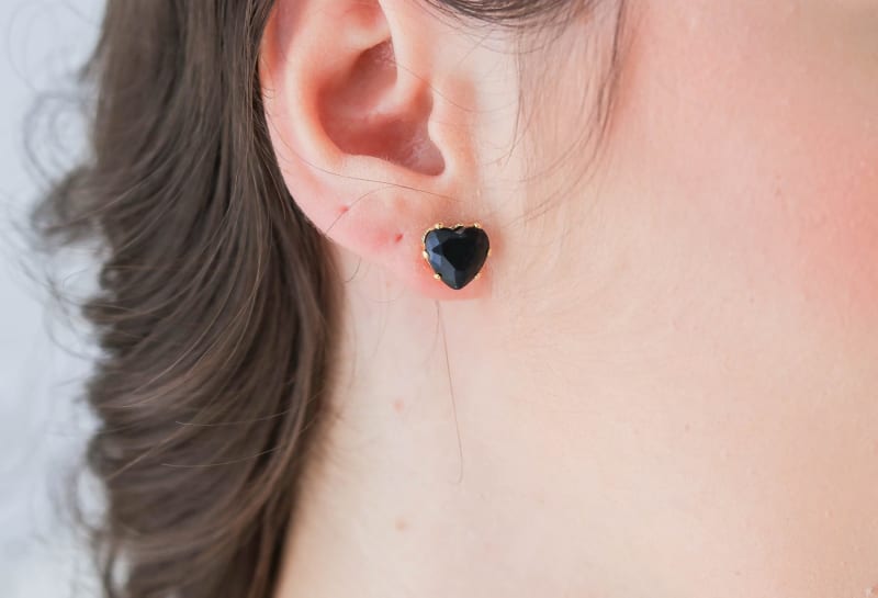Brinco Coração de Zircônia Preto G banhada a ouro 18k — TK Semijoias