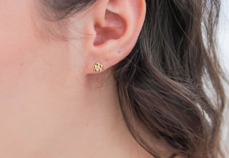 Brinco Pressão Florzinha Sólida Dourada banhada a ouro 18k — TK Semijoias