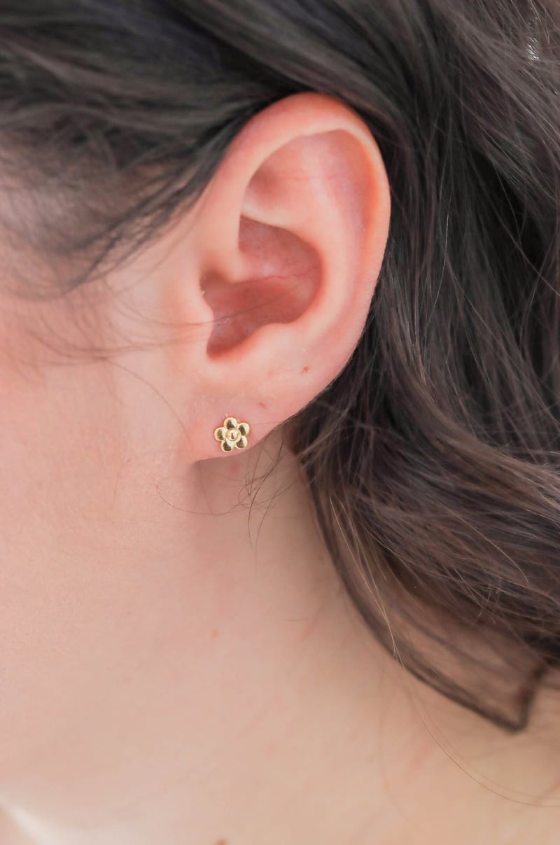 Brinco Pressão Florzinha Sólida Dourada banhada a ouro 18k — TK Semijoias