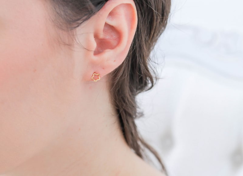 Brinco Pressão Flor Vazada Dourada banhada a ouro 18k — TK Semijoias