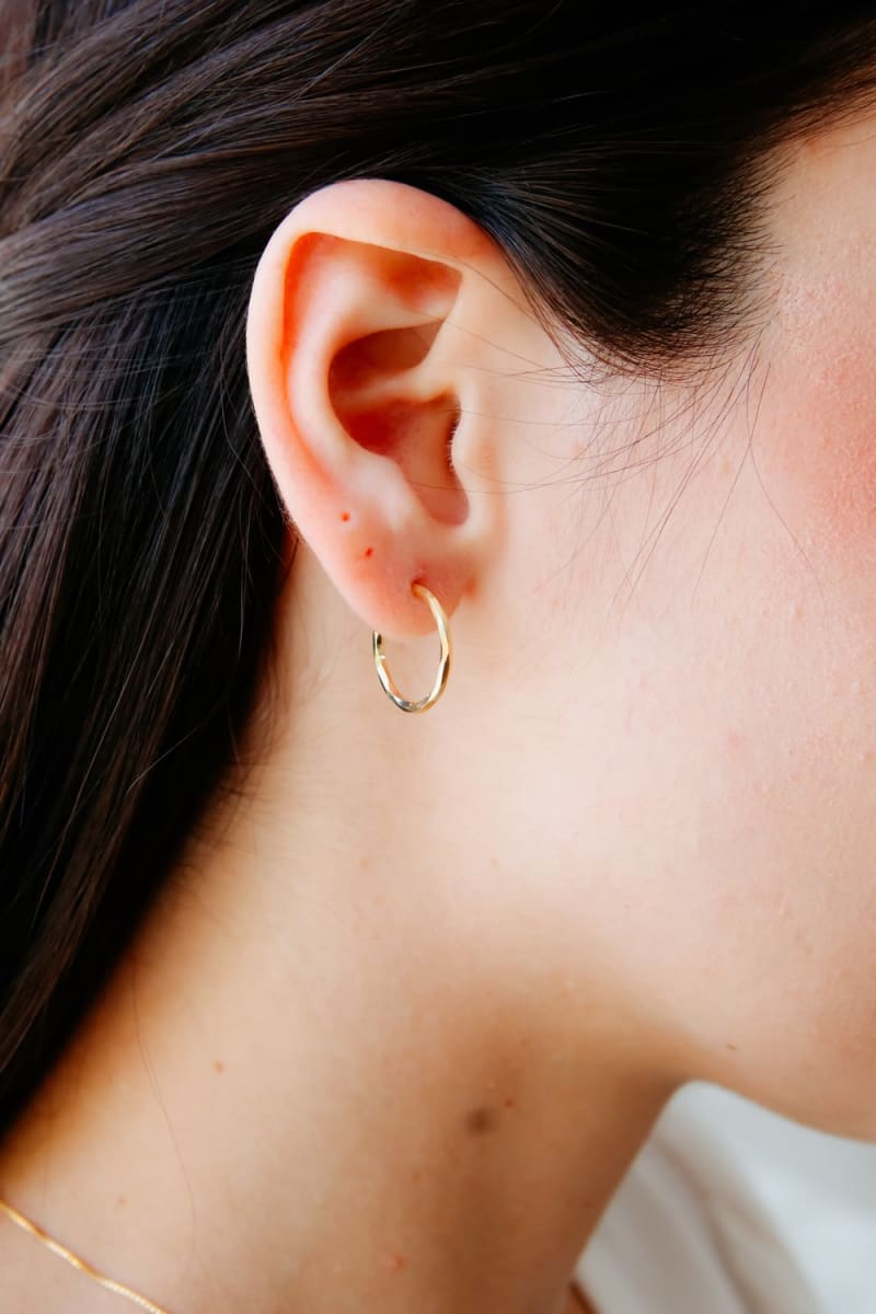 Argola Facetada Minimalista — Brilho Atemporal banhada a ouro 18k — TK Semijoias