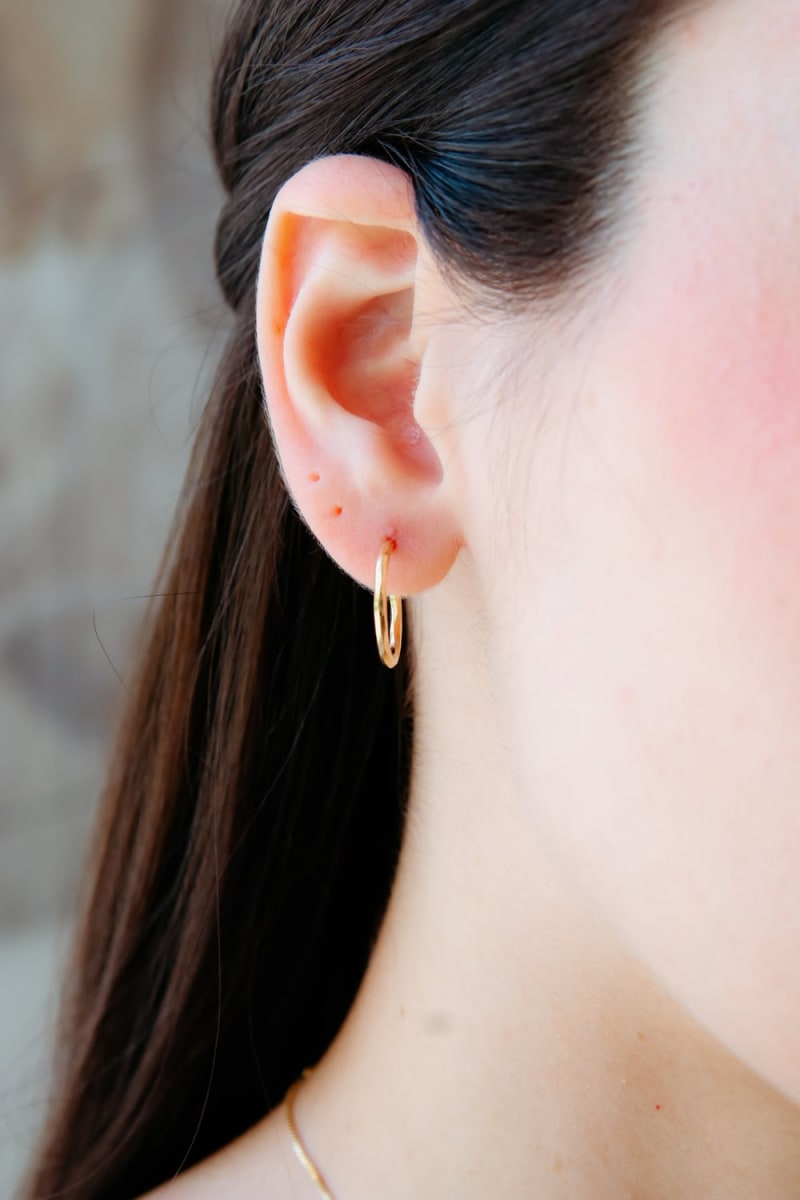 Argola Facetada Minimalista — Brilho Atemporal banhada a ouro 18k — TK Semijoias