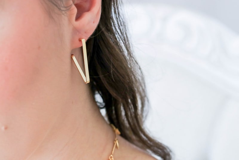 Brinco Haste Bar Retangular Dourado banhada a ouro 18k — TK Semijoias