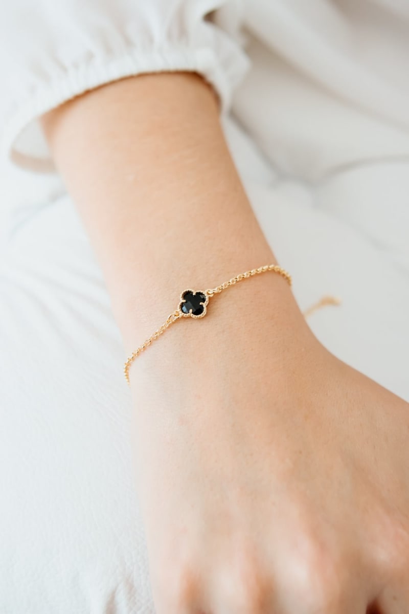Pulseira Corrente Charm Trevo Pedra Negra banhada a ouro 18k — TK Semijoias