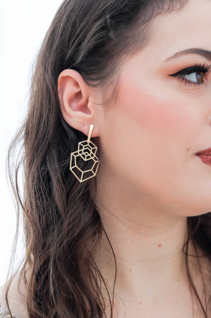 Brinco Navete Trabalhada & Craquelada banhada a ouro 18k — TK Semijoias