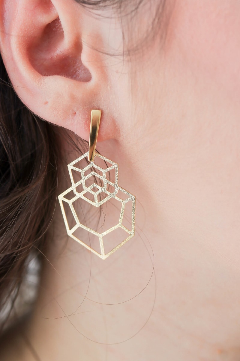 Brinco Navete Trabalhada & Craquelada banhada a ouro 18k — TK Semijoias