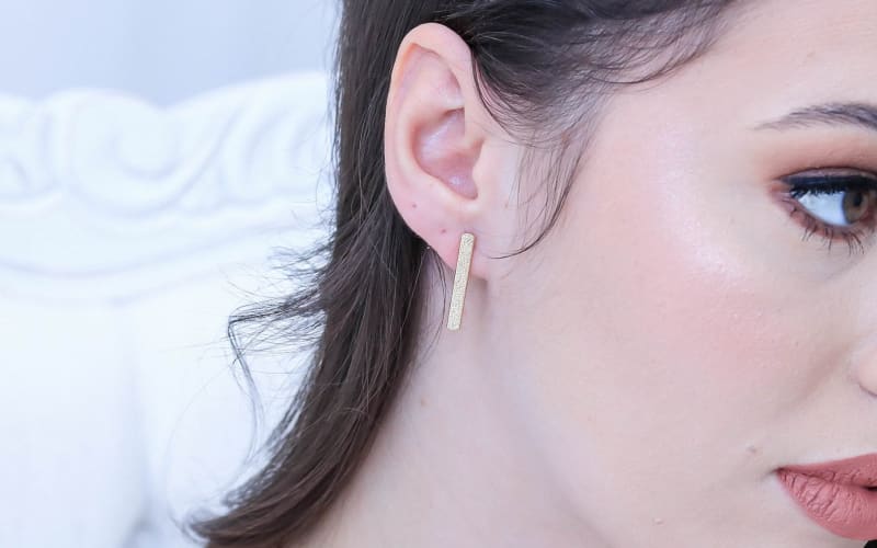 Brinco Palito Diamantado Brilhante banhada a ouro 18k — TK Semijoias