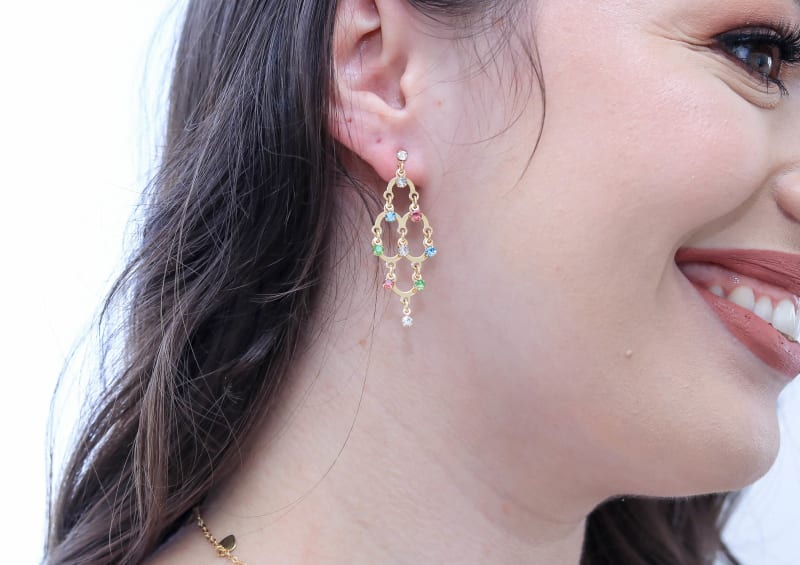 Brinco Luxe Zircônia Multicolor banhada a ouro 18k — TK Semijoias