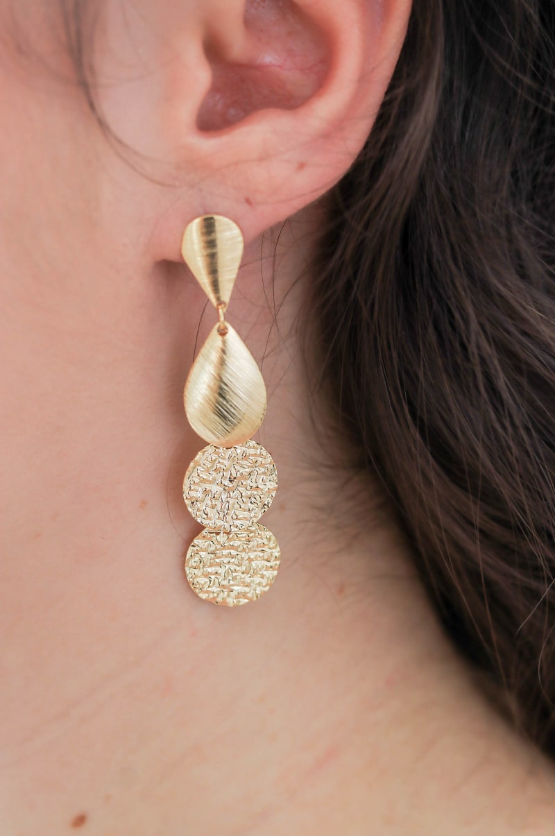 Brinco Gota Acetinada com Detalhes Craquelados banhada a ouro 18k — TK Semijoias