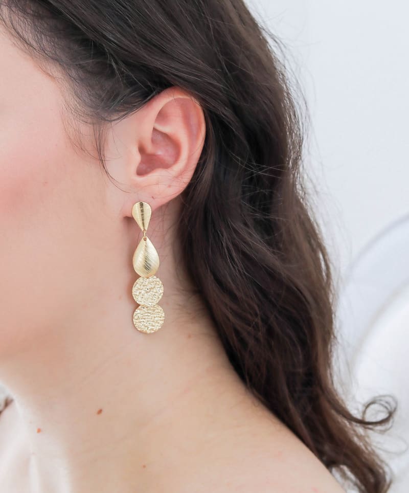 Brinco Gota Acetinada com Detalhes Craquelados banhada a ouro 18k — TK Semijoias