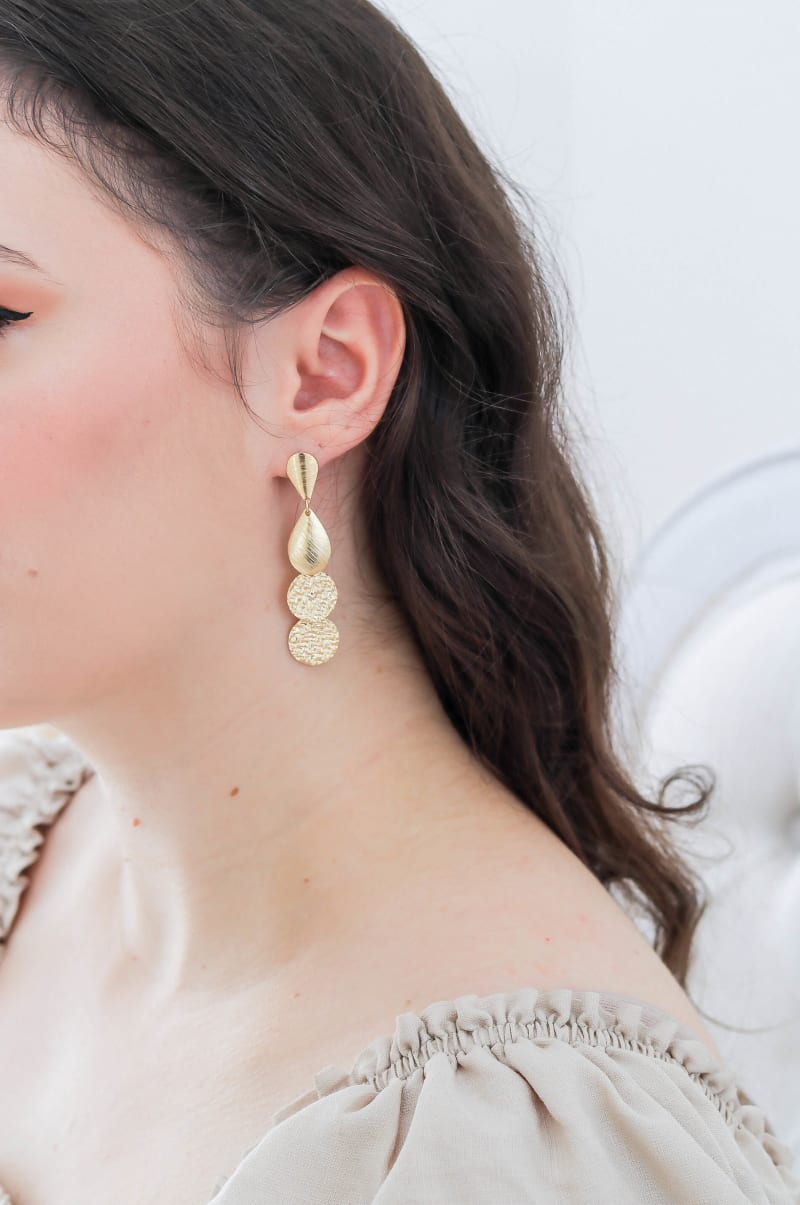 Brinco Gota Acetinada com Detalhes Craquelados banhada a ouro 18k — TK Semijoias