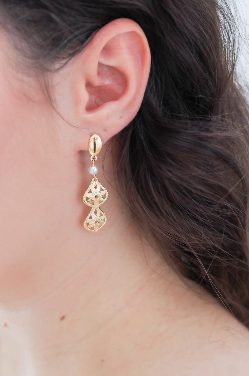 Brinco Pérola com Gotas Douradas Trabalhadas banhada a ouro 18k — TK Semijoias