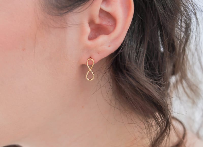 Brinco Infinito Dourado banhada a ouro 18k — TK Semijoias