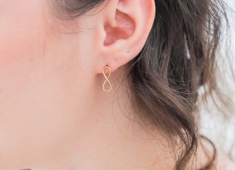 Brinco Infinito Dourado banhada a ouro 18k — TK Semijoias