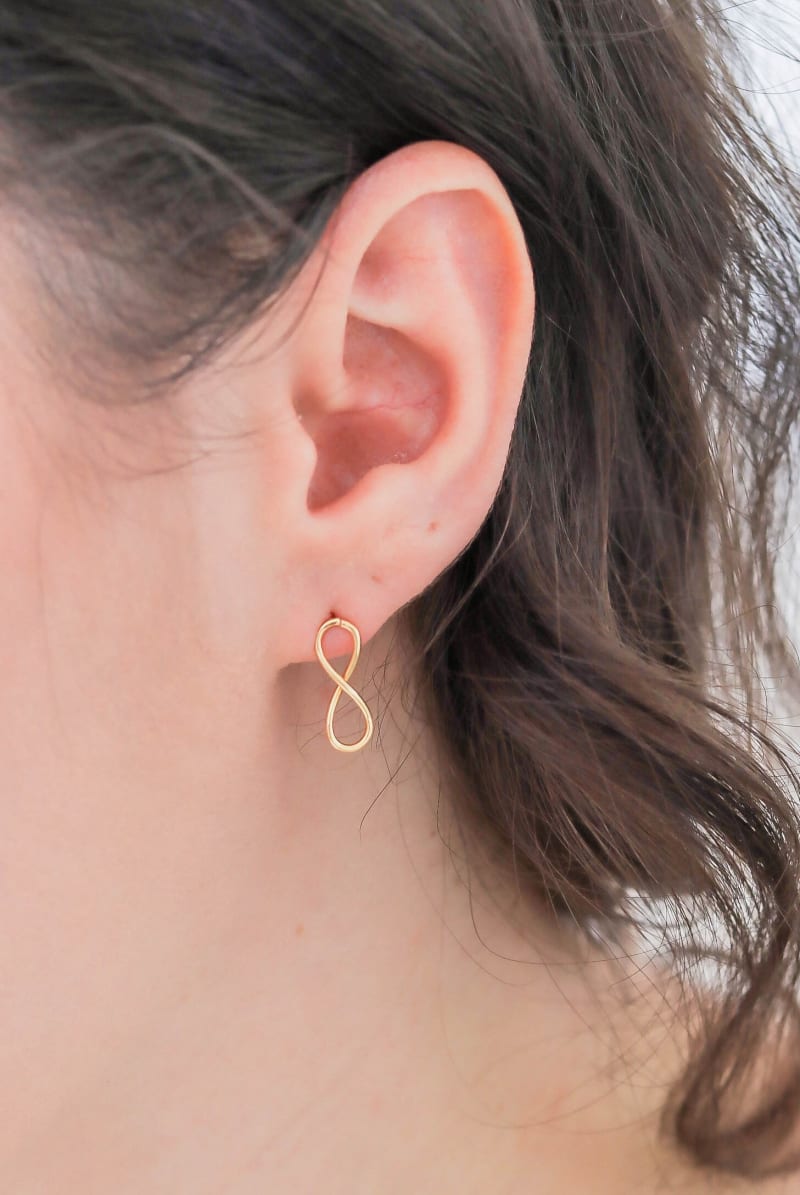 Brinco Infinito Dourado banhada a ouro 18k — TK Semijoias