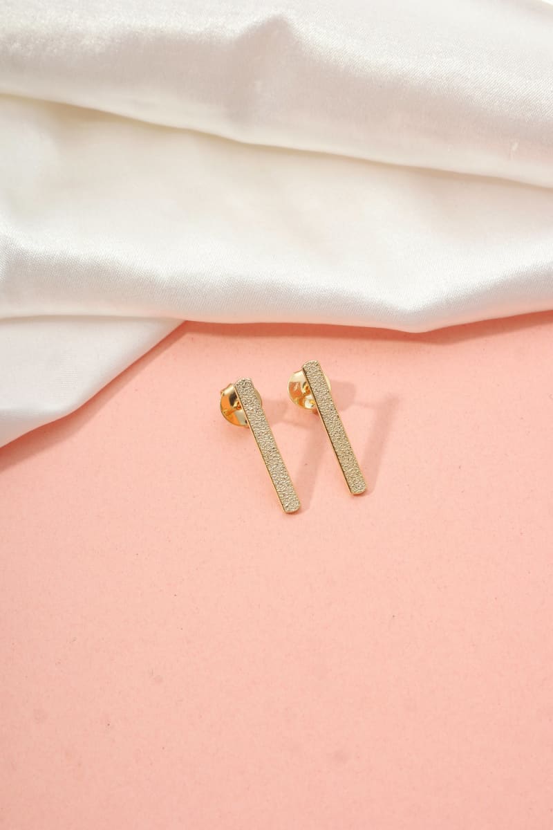 Brinco Palito Diamantado Brilhante banhada a ouro 18k — TK Semijoias