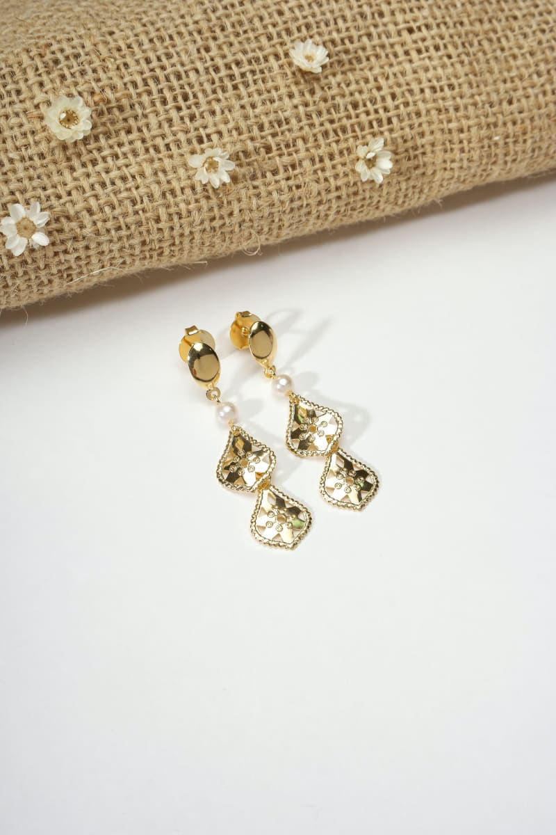 Brinco Pérola com Gotas Douradas Trabalhadas banhada a ouro 18k — TK Semijoias