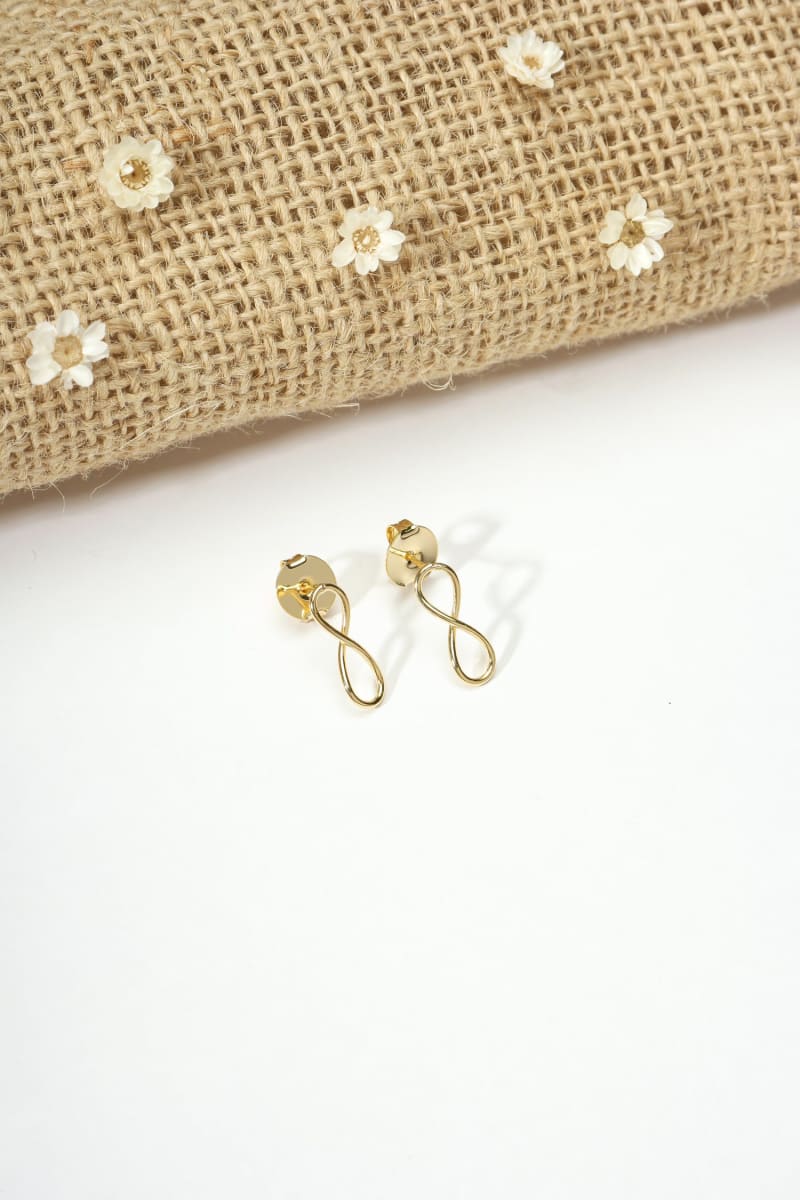 Brinco Infinito Dourado banhada a ouro 18k — TK Semijoias
