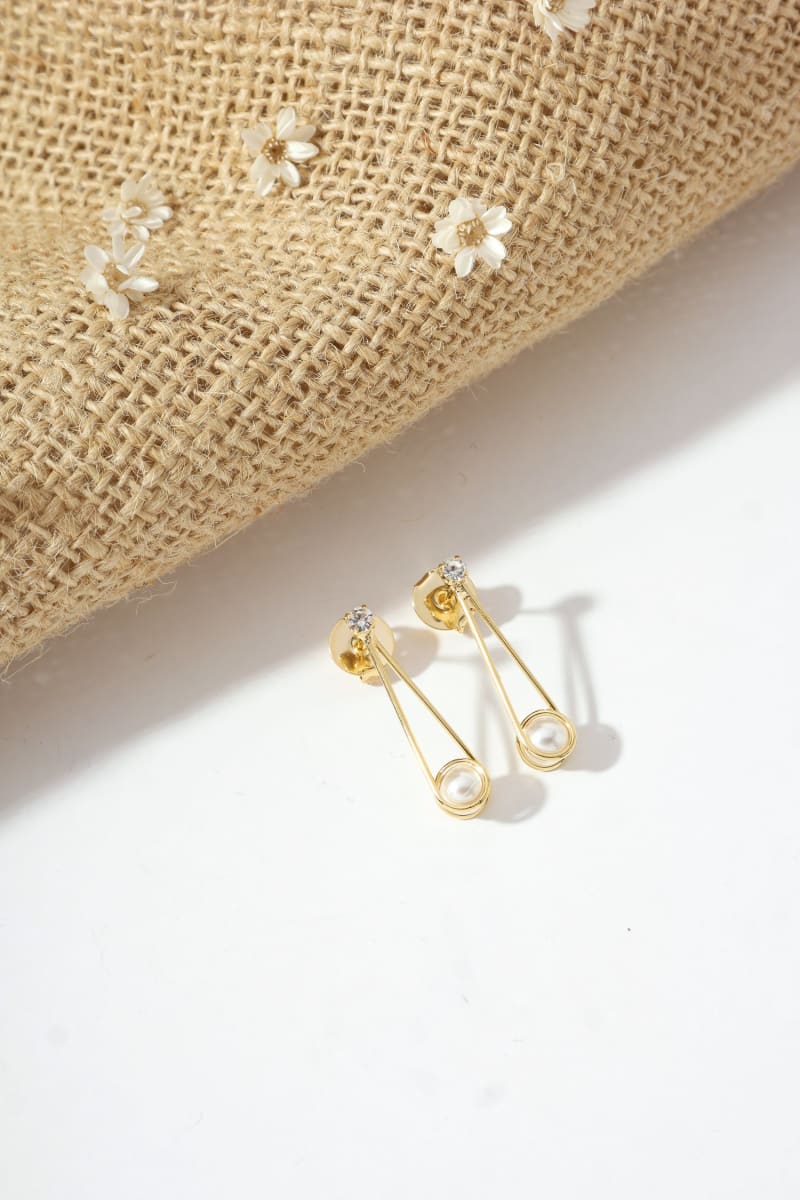 Brinco Zircônia Alongado com Pérola banhada a ouro 18k — TK Semijoias