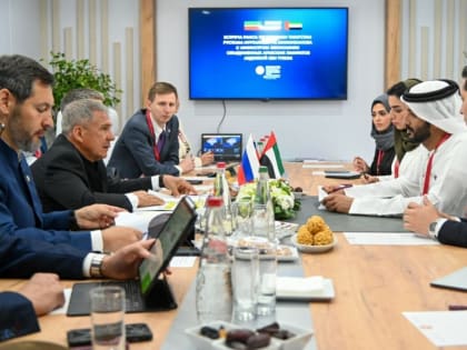 Минниханов встретился с министром экономики ОАЭ на полях ПМЭФ