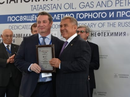 В рамках Татарстанского нефтегазохимического форума Рустам Минниханов вручил премии за лучшие проекты и технические решения на выставках «Нефть, газ. Нефтехимия»