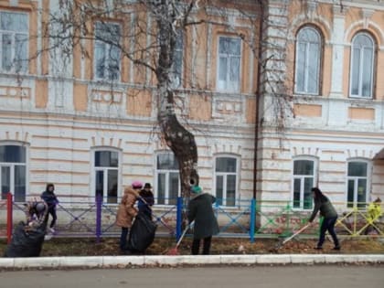 Коллектив Тетюшской детской школы искусств принял участие в общегородском субботнике