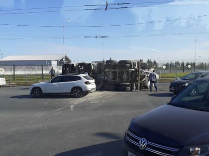 Очевидцы сняли на видео опрокинувшуюся на бок бетономешалку в Казани