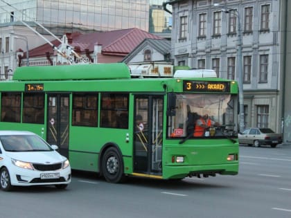 Водитель троллейбуса обматерил девушку-водителя и выкинул ее вещи