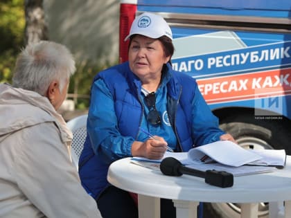 Открытие ФАПа и ремонт дорог: жители Салмачей оставили наказы в мобильной приемной «Единой России»