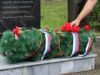 У речпорта в Казани начали установку памятника Девятаеву