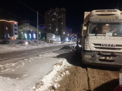 Водителя зажало в искореженном авто после ДТП с фурой в Челнах