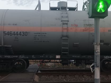 Казанцы не могут переходить дорогу из-за стоящих поездов