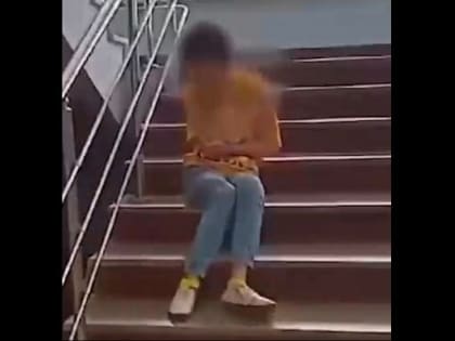 В Казани уволили прокуроров, наблюдавших за ползущим по лестнице в суде ребенком с ДЦП