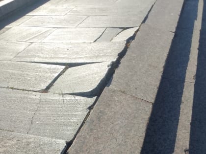 У театра Камала «поехала» плитка