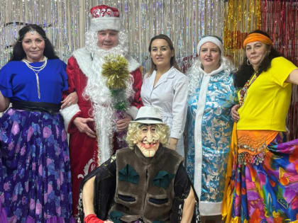 Почетные гости, маскарад, елка: в учреждениях соцобслуживания проходят праздничные мероприятия