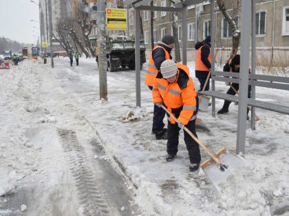 В минувшие сутки снег в Казани убирали 607 дорожных рабочих и 498 единиц техники