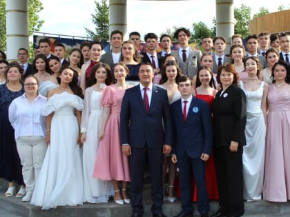 В Центральном парке Буинска прошёл выпускной бал для одиннадцатиклассников