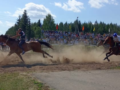 В Заинске в рамках городского Сабантуя прошли конные скачки