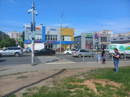 В Казани ребенок, решивший пересечь дорогу на «красный» на велосипеде, попал под колеса грузовика