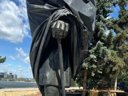 В Казани вернули трость памятнику Карлу Фуксу