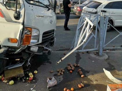 В Казани грузовик снес забор и наехал на людей