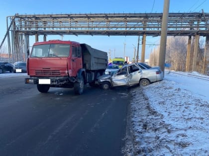 В Нижнекамске столкнулись легковушка и грузовик: пострадали два человека