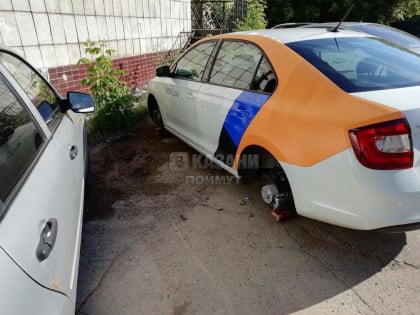 В Авиастроительном районе Казани у машины каршеринга украли колеса
