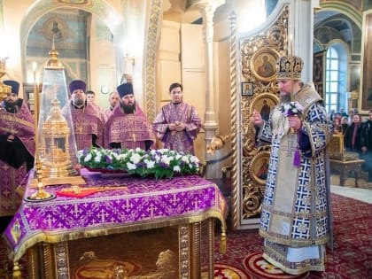 В канун Недели Крестопоклонной епископ Чистопольский и Нижнекамский Пахомий совершил всенощное бдение в Свято-Троицком кафедральном соборе Покровска (Энгельса)